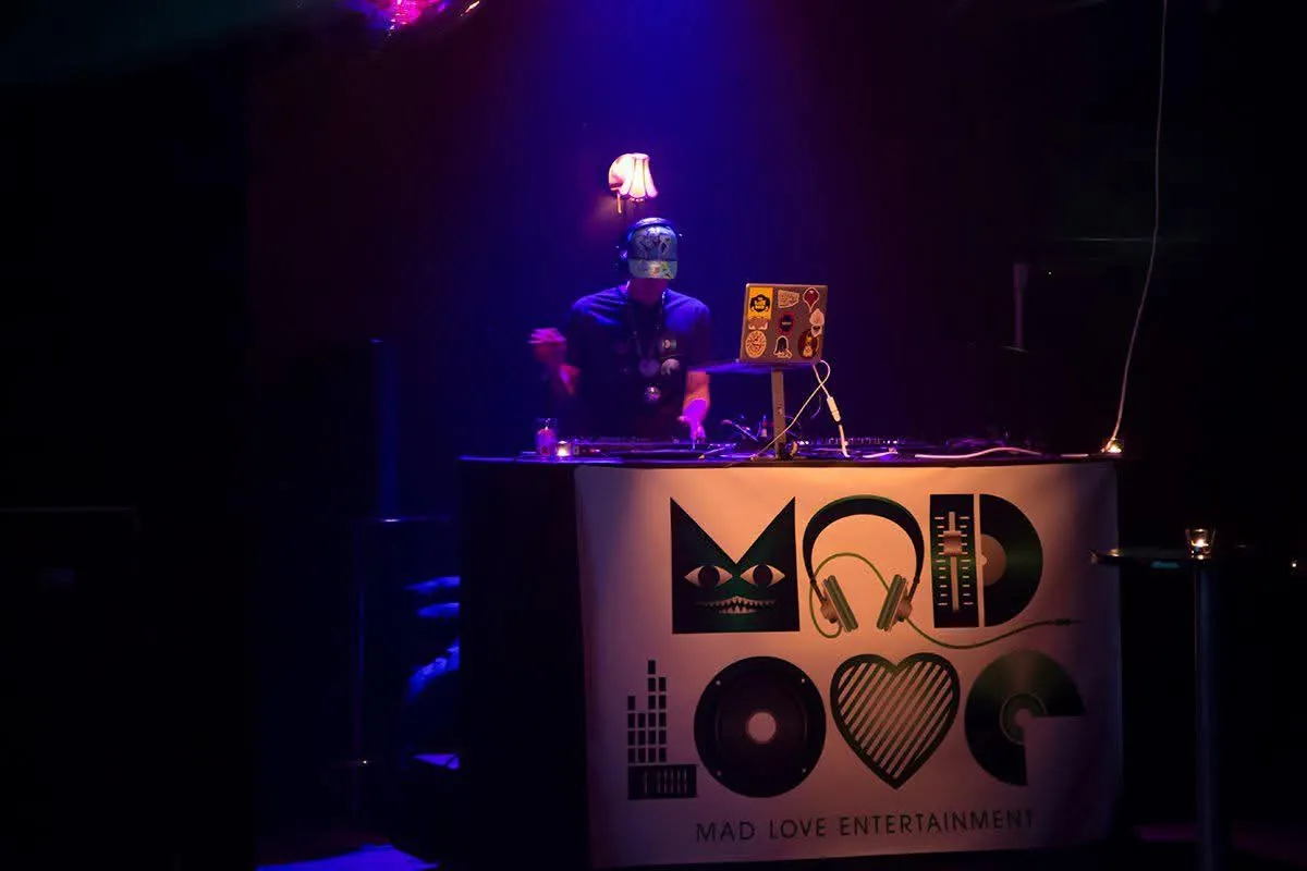 Henry Banks performing